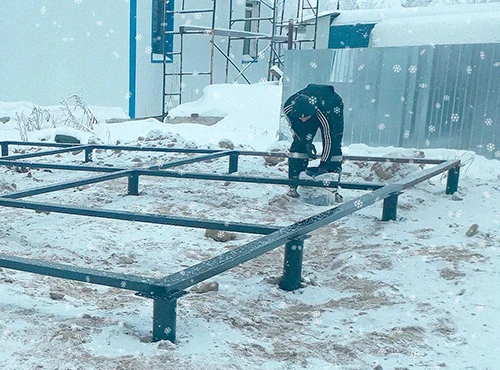 Монтаж свай винтовых зимой