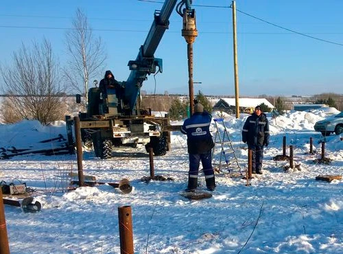 Монтаж свай винтовых зимой